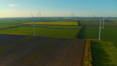 视图风<strong>发电机</strong>生产清洁替代能源农村景观